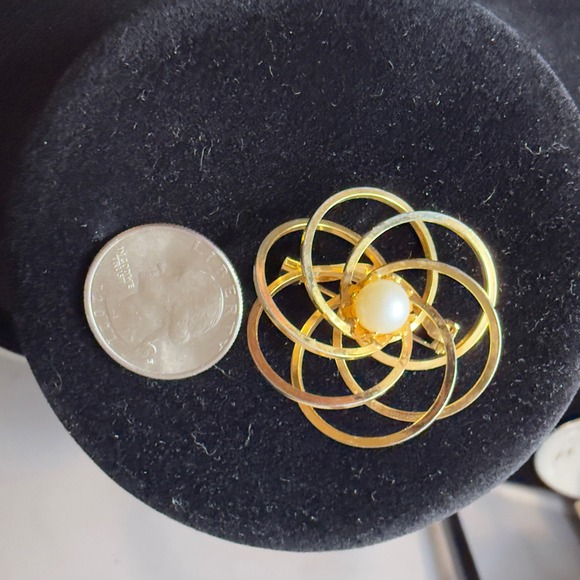 Gold Tone Flower Brooch Pin with Pearl Accent Elegant Vintage Style Jewelry - Picture 3 of 4